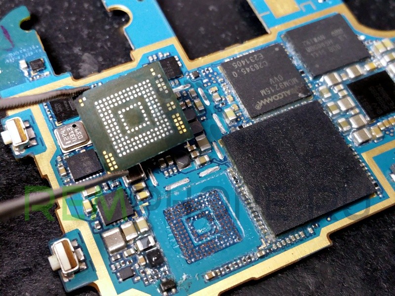 Считывание данных из внутренней памяти для восстановления информации и демонтажа микросхемы Samsung Galaxy S4 LTE i9505