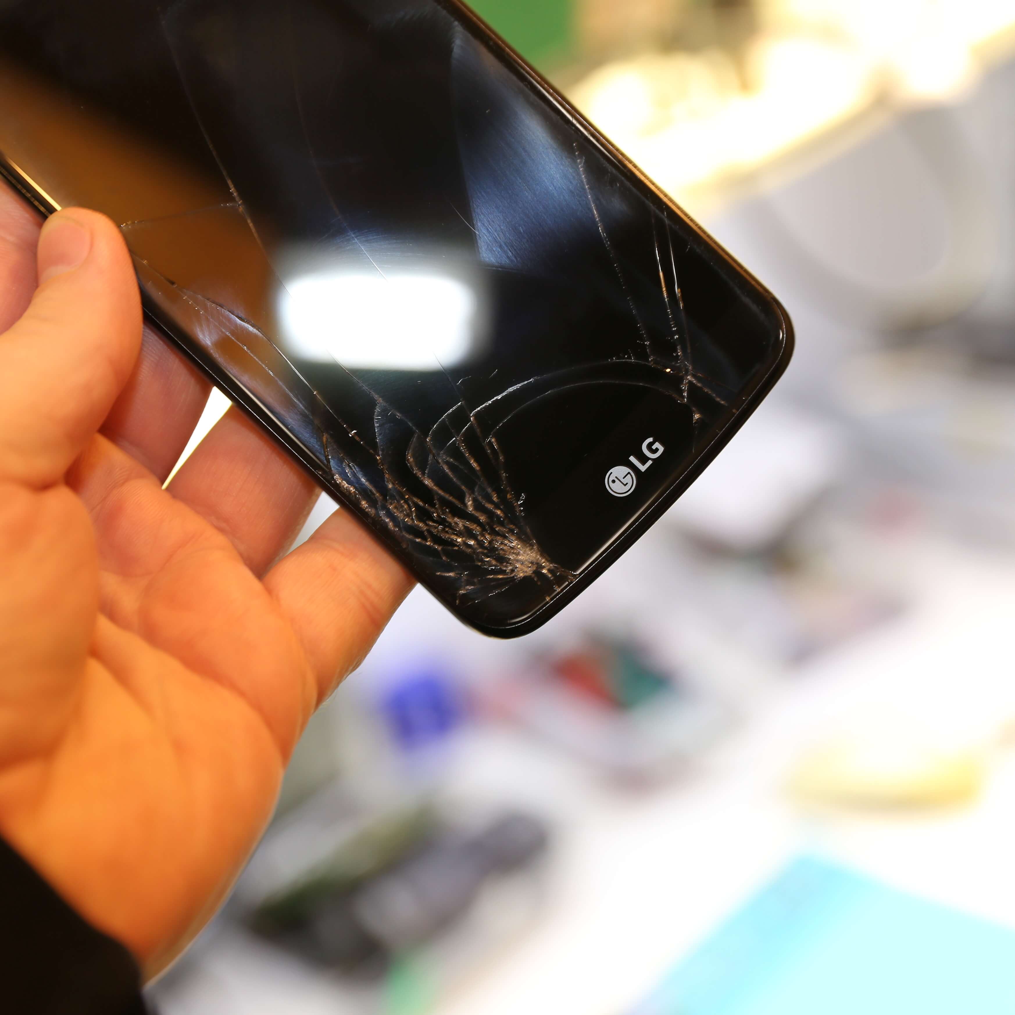 Разбитый экран телефона LG K10