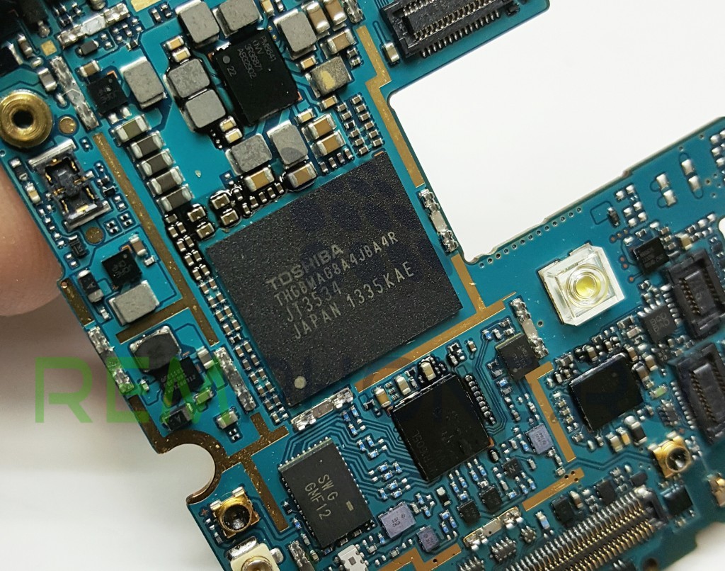 Подготовка системной платы к демонтажу микросхема памяти Flash
