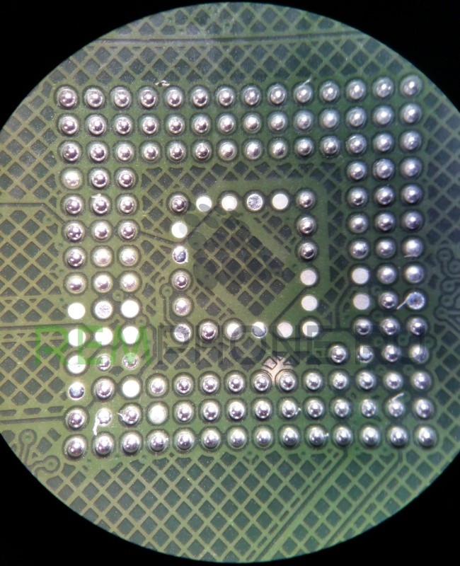 Микросхема флэш-памяти Samsung Galaxy S4 LTE i9505 под микроскопом